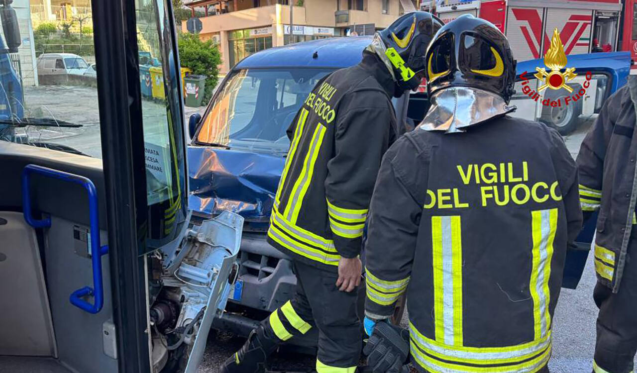 Scontro frontale sulla strada Statale 16 tra una vettura e un autobus snodato con studenti a bordo