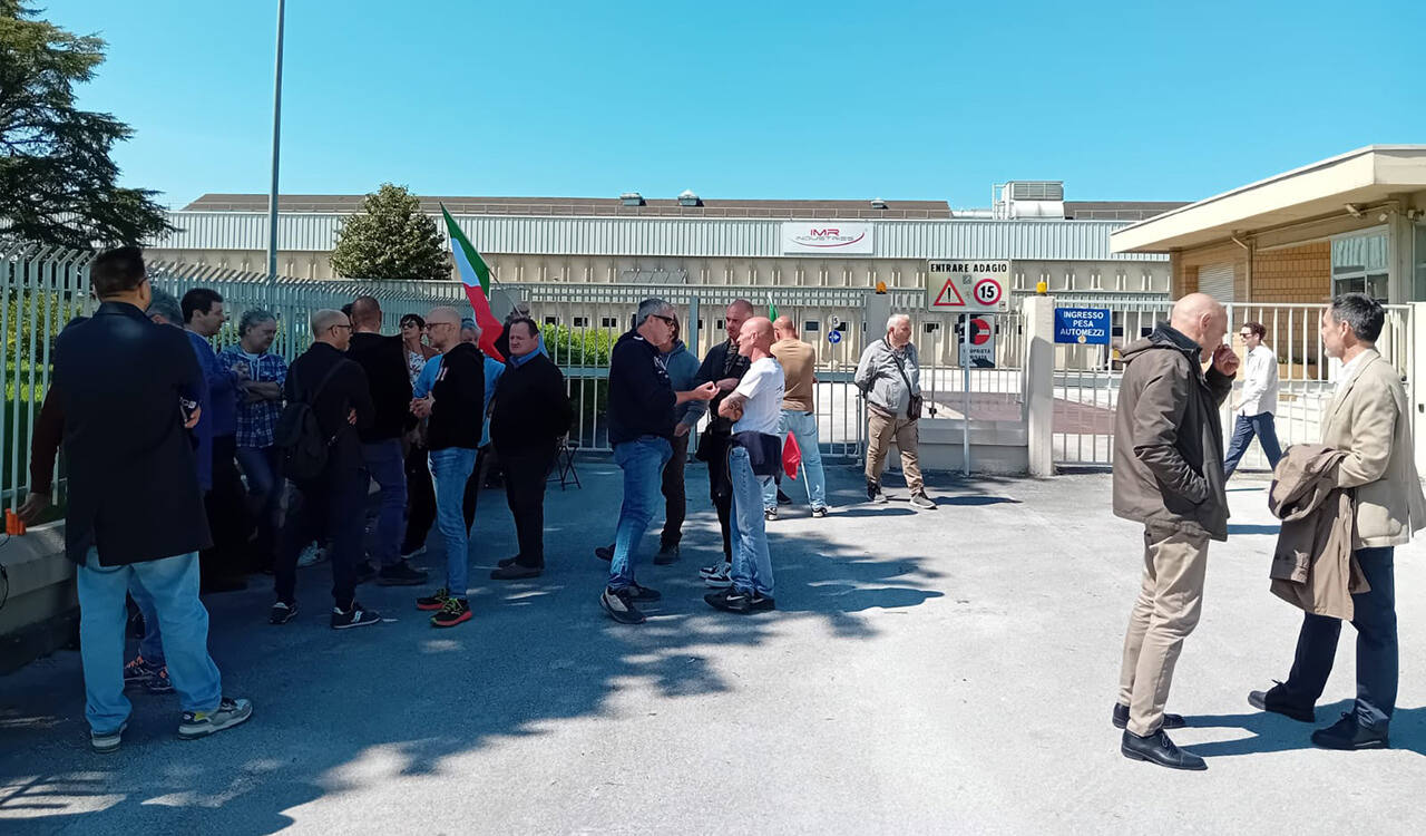 Presidio ai cancelli dell'Imr ex Caterpillar a Jesi