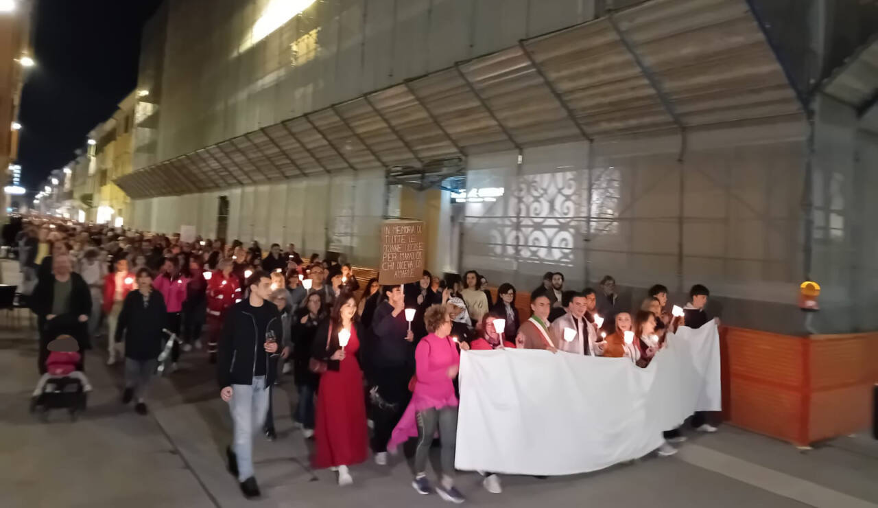 Jesi, oltre 500 in corteo contro la violenza di genere. «Accendiamo una luce. Facciamo rumore»