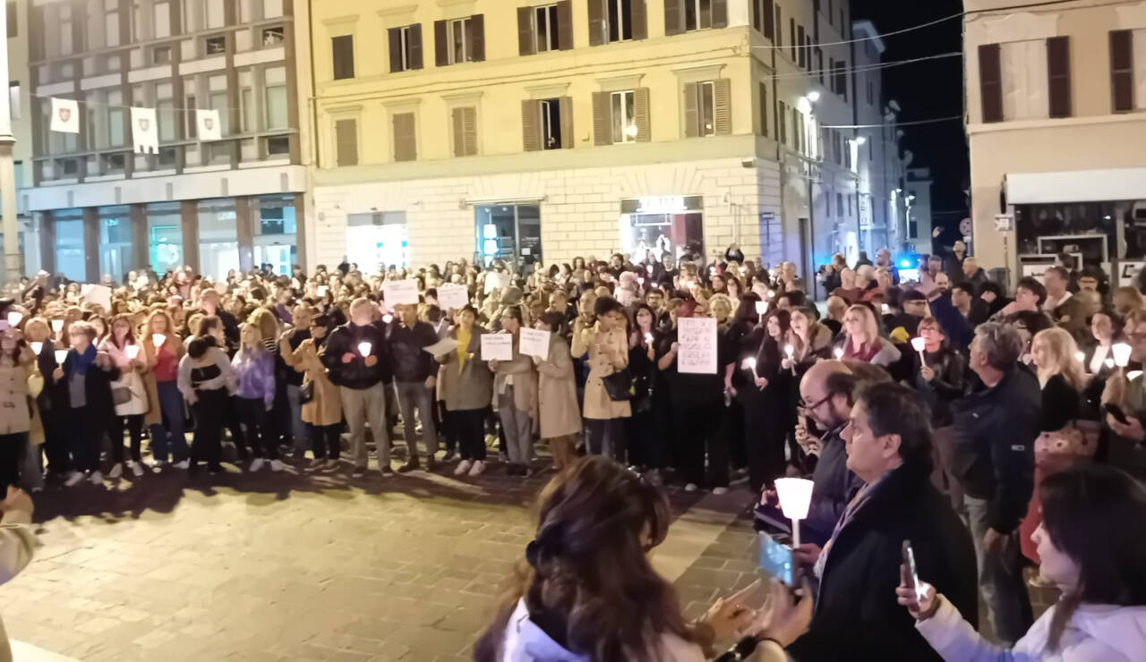 Jesi, oltre 500 in corteo contro la violenza di genere. «Accendiamo una luce. Facciamo rumore»