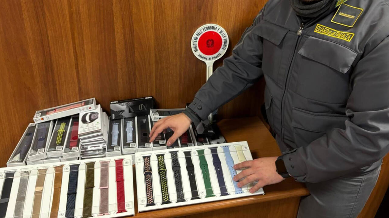Macerata, la Finanza sequestra circa 500 cinturini per Apple Watch contraffatti. Due denunciati
