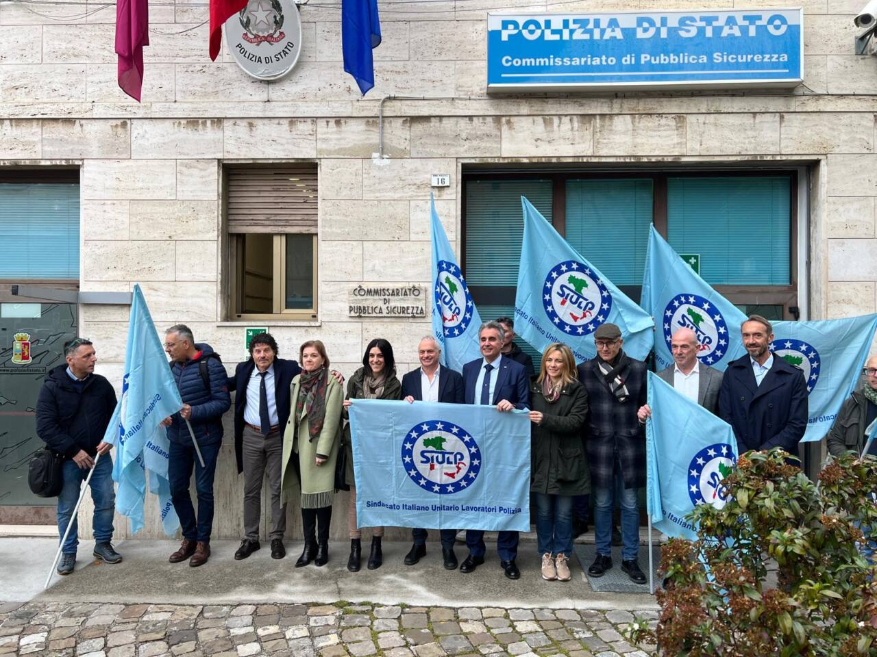 La protesta Siulp davanti al Commissariato di polizia di Urbino