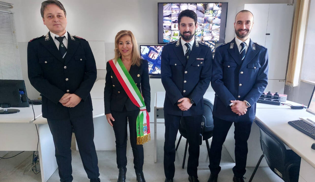 Falconara, danneggia un'auto in via Sardegna e si dà alla fuga. Rintracciato dalla polizia locale