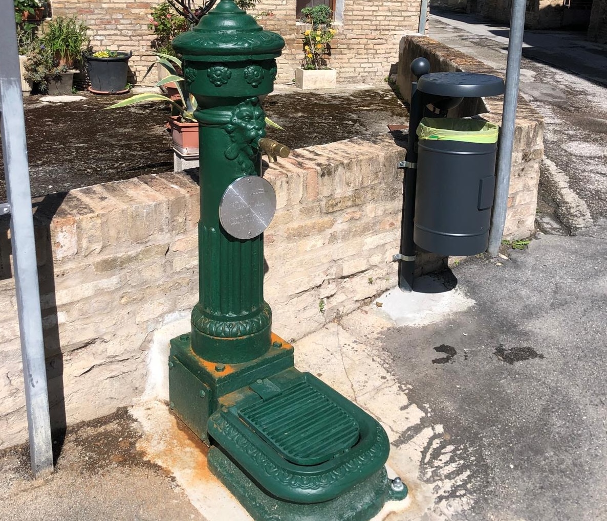 La fontana dopo il restauro da parte degli alunni del "Divini"