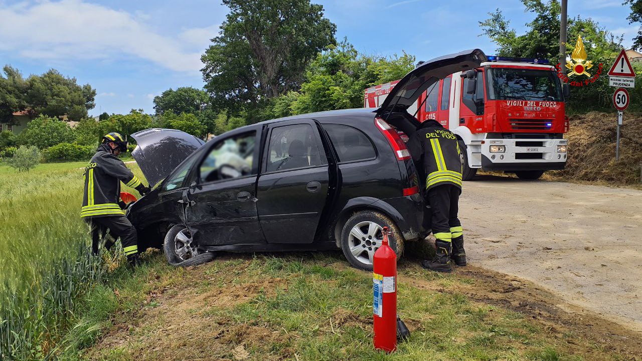 I soccorsi per un incidente stradale a Corinaldo