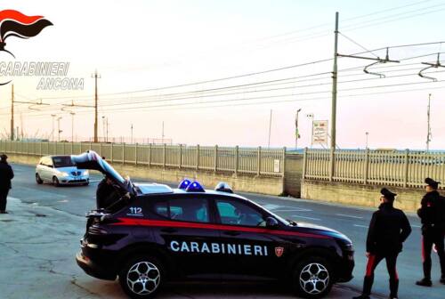 Ancona, tentano la “truffa dello specchietto” sull’Adriatica. Identificati due campani