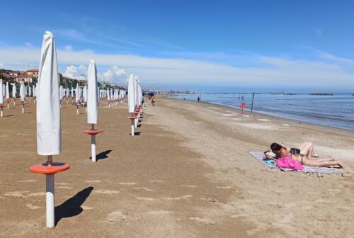 Ancona, la spiaggia di Palombina pulita e levigata è pronta ad accogliere i suoi aficionados