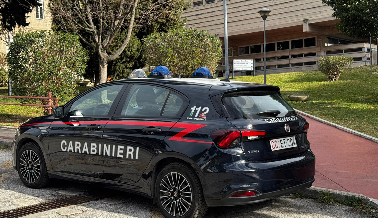 Macerata: aggredisce la fidanzata, poi colpisce a calci i carabinieri. Denunciato 27enne