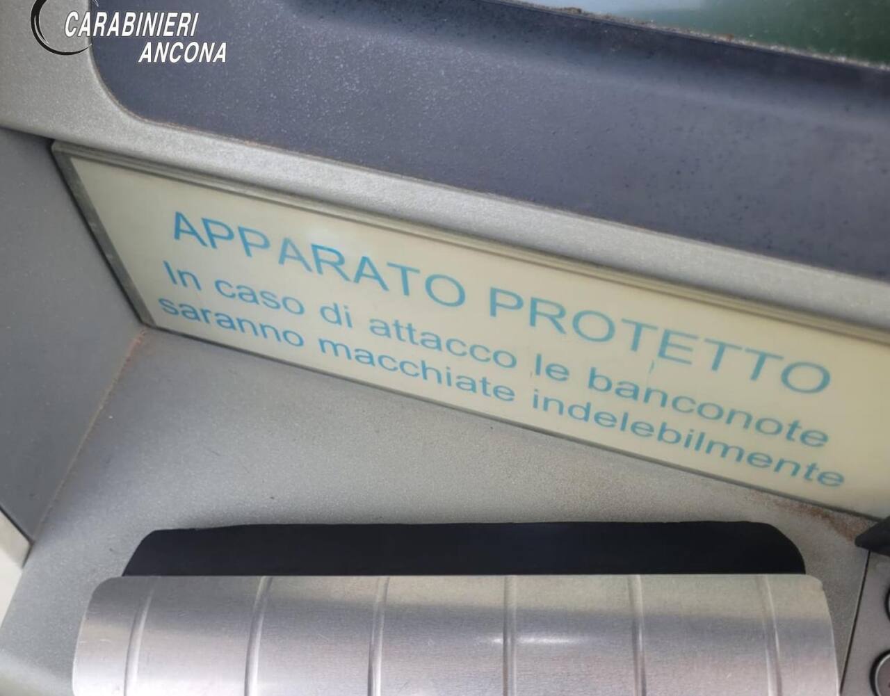 Il bancomat manomesso ad Ancona (Foto: Carabinieri)
