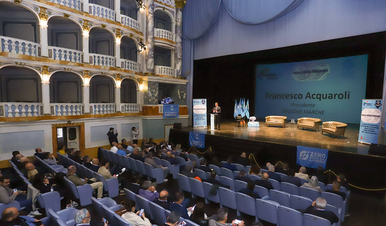 Al convegno FenealUil Marche, al teatro Lauro Rossi di Macerata, anche il governatore Acquaroli