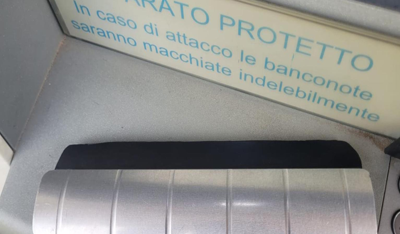 Il bancomat manomesso ad Ancona (Foto: Carabinieri)