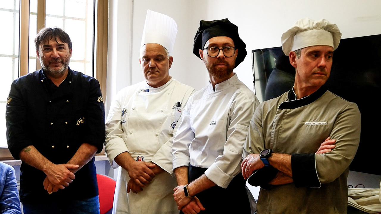 Alcuni dei docenti del corso "aiuto cuoco" rivolto ai detenuti (Foto: Assemblea Legislativa delle Marche)