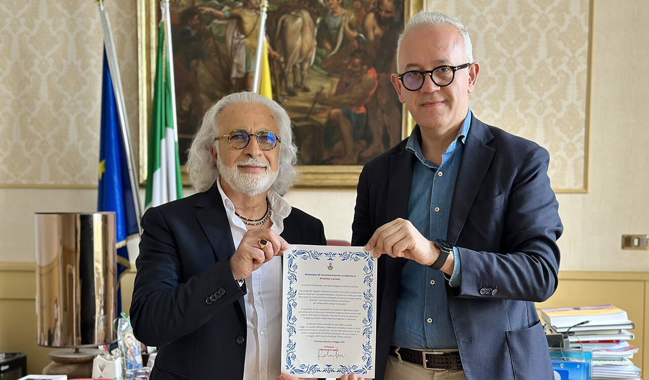 A Civitanova il sindaco Ciarapica premia Artemio Luciani (Foto: Comune di Civitanova)