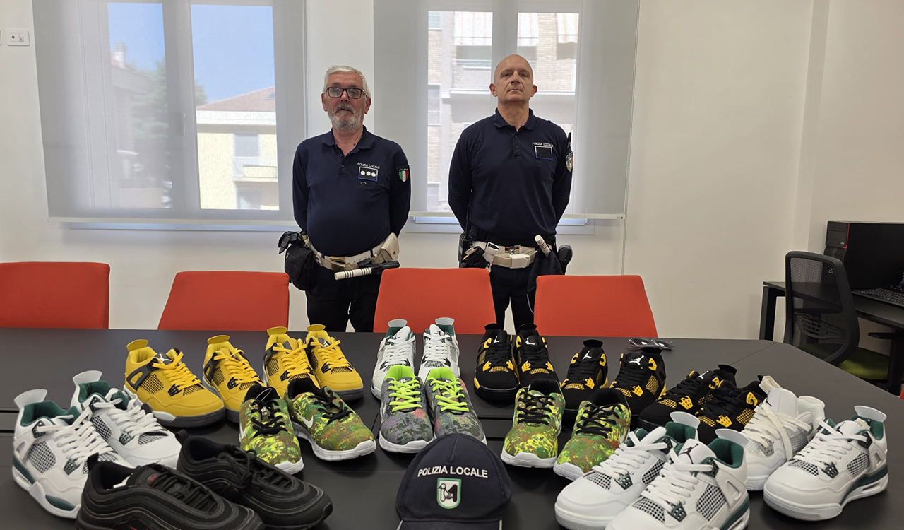 Le scarpe sequestrate dalla polizia locale di San Benedetto