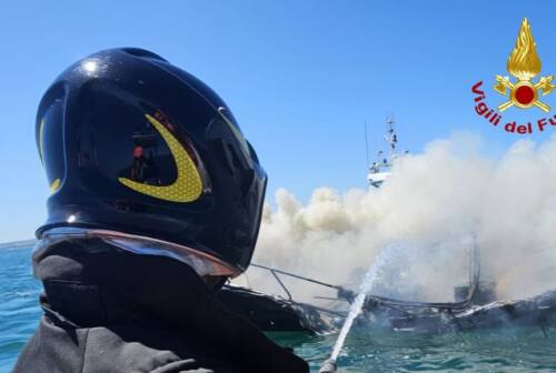 Fano, imbarcazione a fuoco in mare