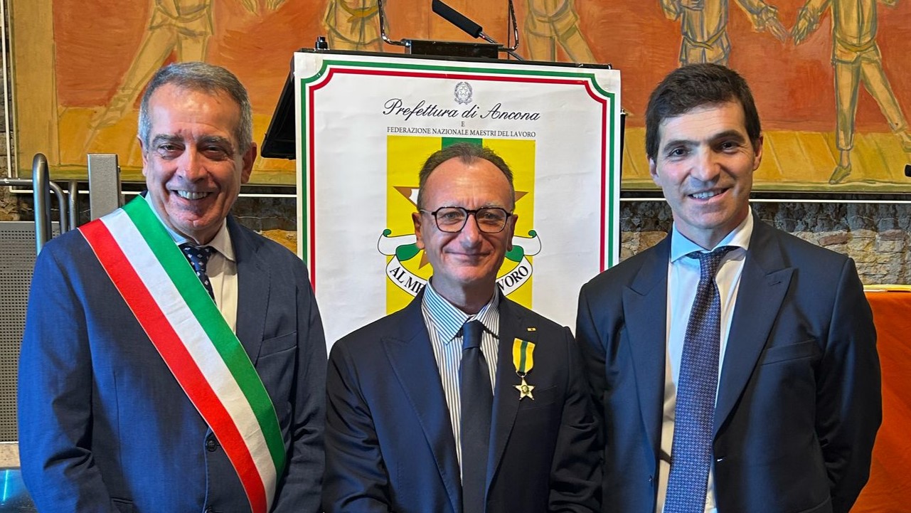 Stella al merito del lavoro per Massimo Tarsi, in foto assieme al sindaco di Corinaldo Gianni Aloisi e al presidente della Regione Marche Francesco Acquaroli