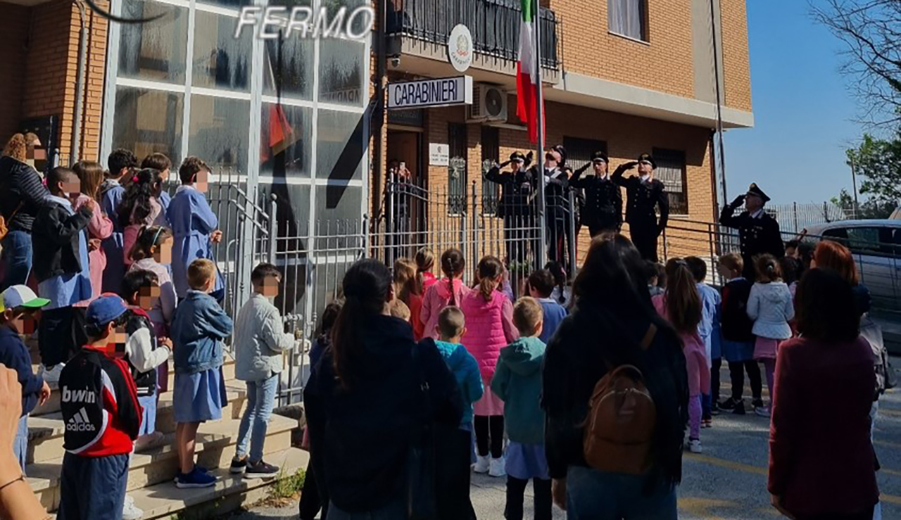 Montegiorgio, bambini in visita alla caserma dei Carabinieri
