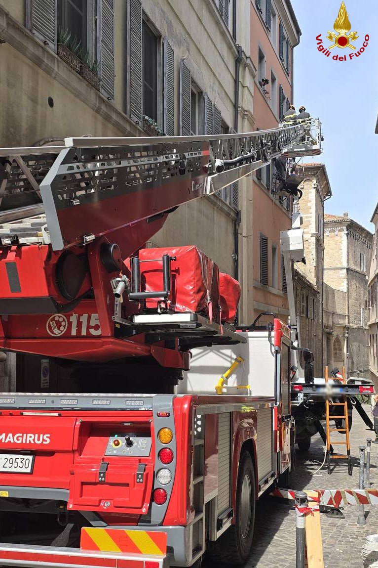 Ancona, operai bloccati a dieci metri di altezza. Recuperati