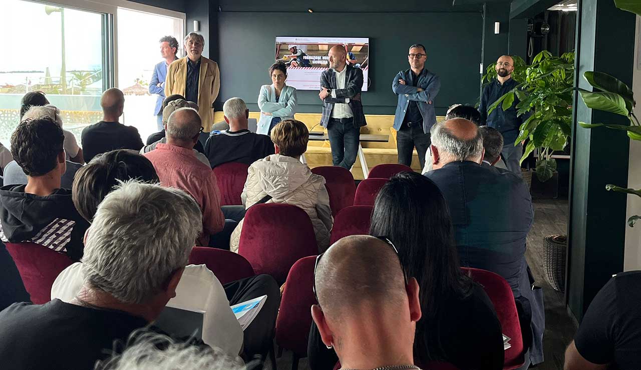 Il ciclo di incontri organizzati da Edilart e Cedam per imprenditori edili e lavoratori ha fatto tappa a San Benedetto del Tronto: sala piena e grande curiosità per l’AI