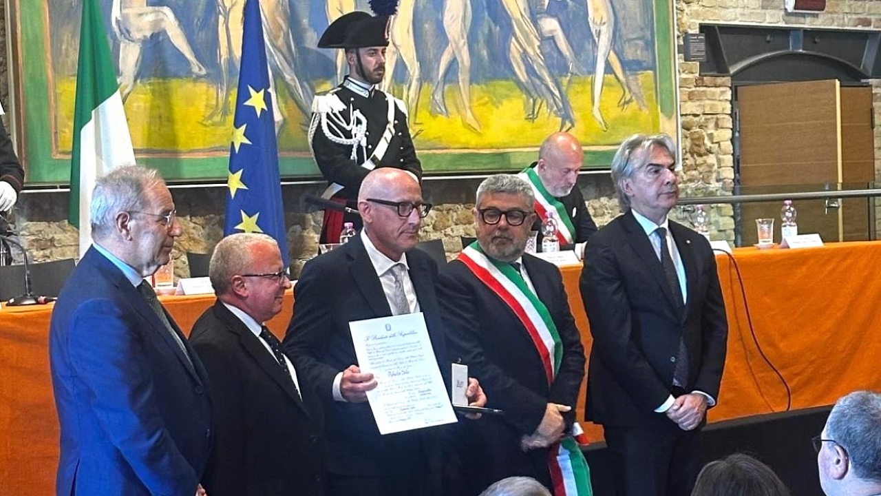 Stella al merito del lavoro per Roberto Seta, in foto durante la cerimonia in prefettura ad Ancona