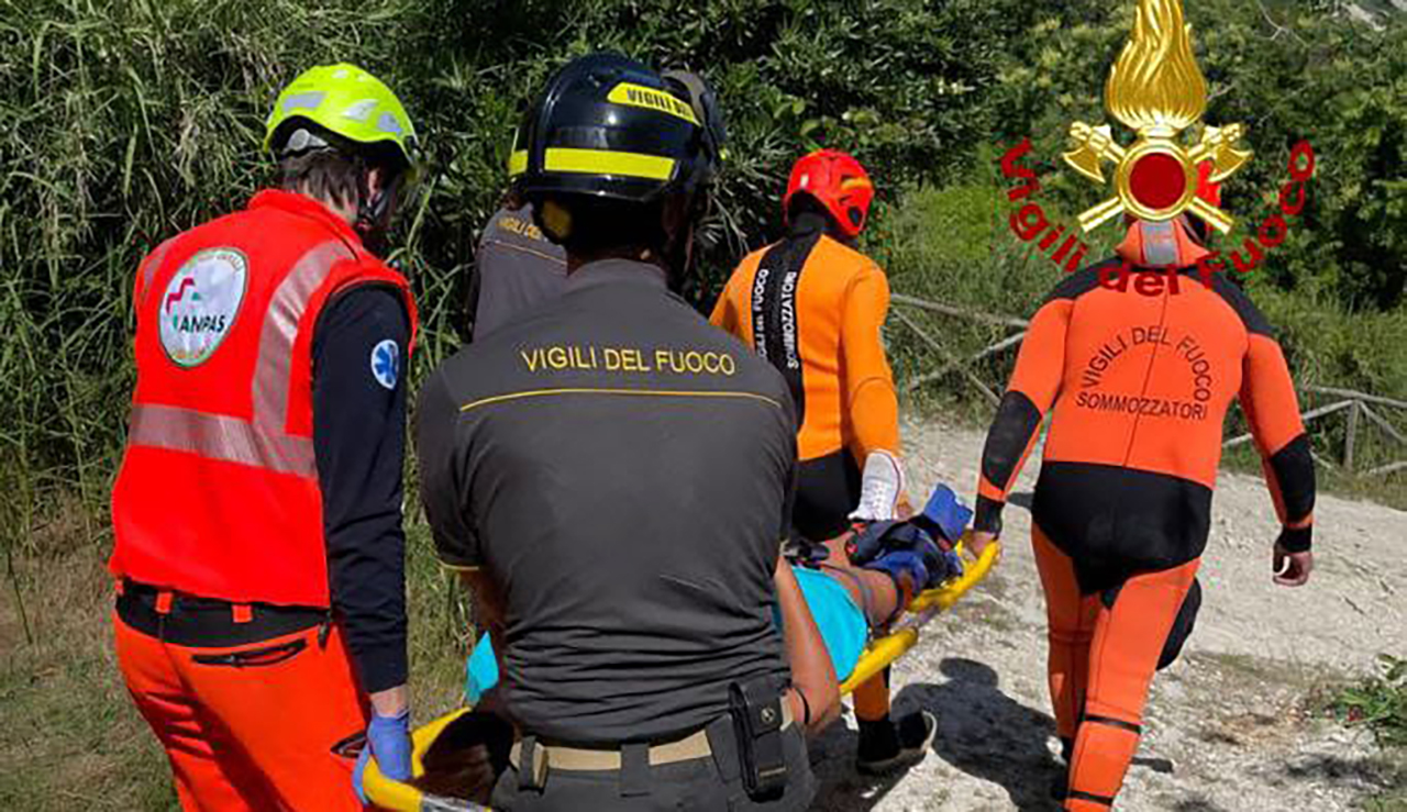 Mezzavalle, cade sul sentiero per la spiaggia: persona soccorsa dai vigili del fuoco