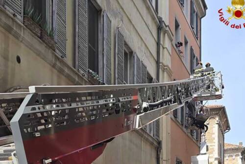 Ancona, operai bloccati a dieci metri di altezza. Recuperati dai vigili del fuoco