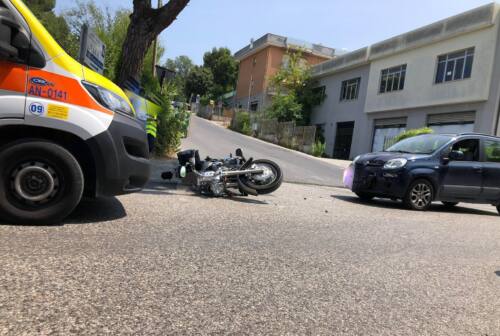 Ancona, incidente tra moto e auto: centauro in ospedale