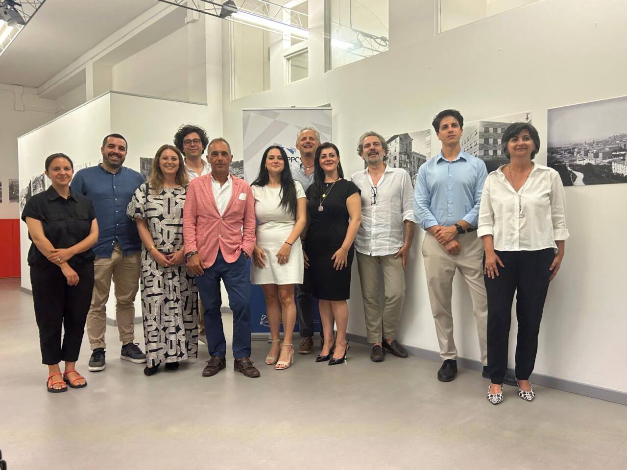 Nella foto il nuovo consiglio direttivo dell'Ordine degli Architetti PPC di Ancona: al centro la presidente Gloria Vitali in abito nero