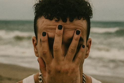 Jamie, “Emotivamente Instabile”.  «Dare voce a un dolore silenzioso di troppi»