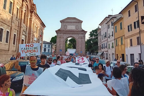 Jesi, il “no” all’impianto del corteo Stop Edison per le vie della città – VIDEO