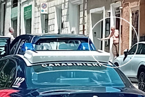 Jesi, tensione in via Gramsci: uomo si barrica in ufficio, carabiniere ferito durante l’irruzione