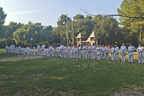 Sirolo, allenamento di karate con consegna dei diplomi al tramonto