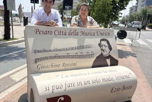 Pesaro, sul lungomare le panchine a libro che parlano di Rossini