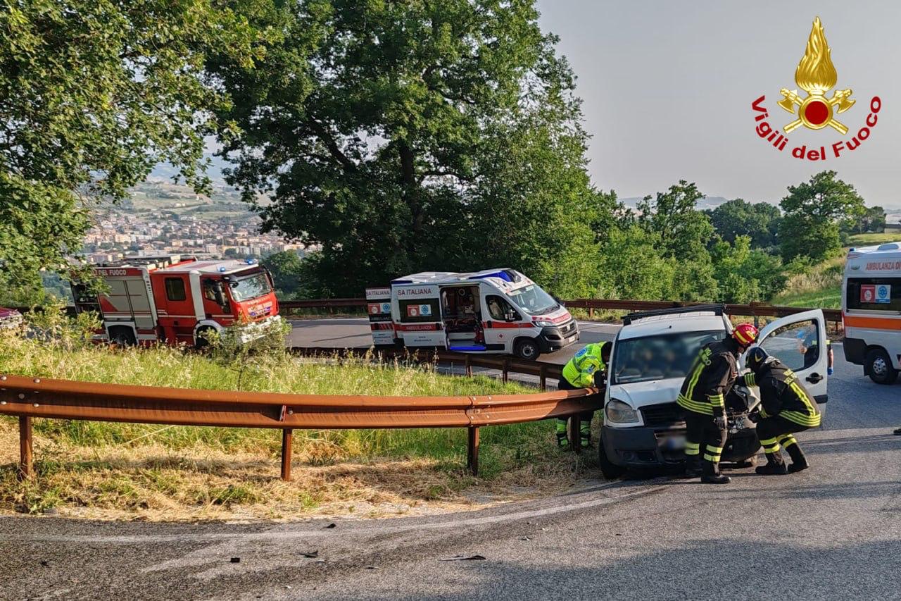 L'intervento dei vigili del fuoco sul luogo dell'incidente