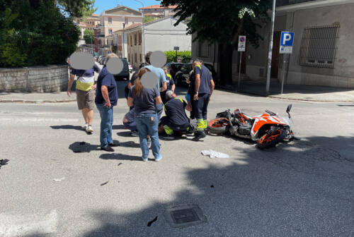 Jesi, incidente in via San Francesco: motociclista finisce a terra