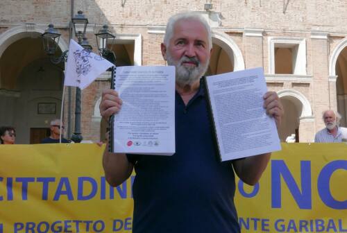 Senigallia: consegnate le firme contro ponte Garibaldi ma il sindaco non si presenta