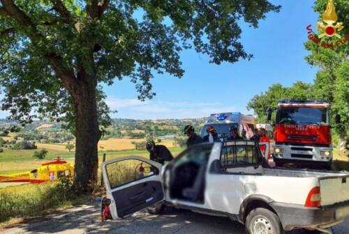 Incidente a Ostra Vetere, auto contro un albero