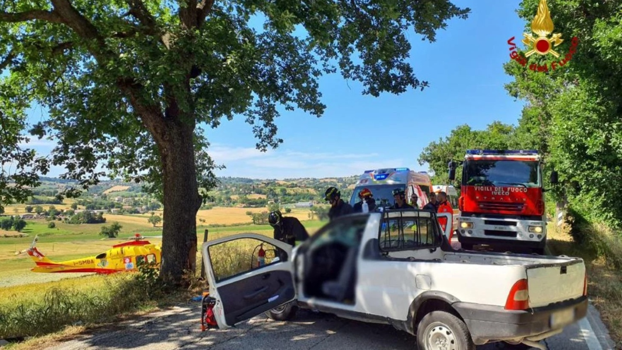 Incidente a Ostra Vetere, auto contro un albero