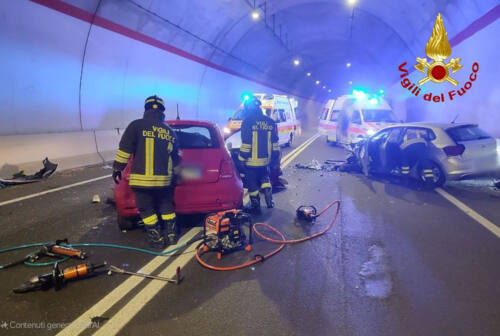 Fabriano, incidente stradale in galleria: due le persone incastrate tra le lamiere