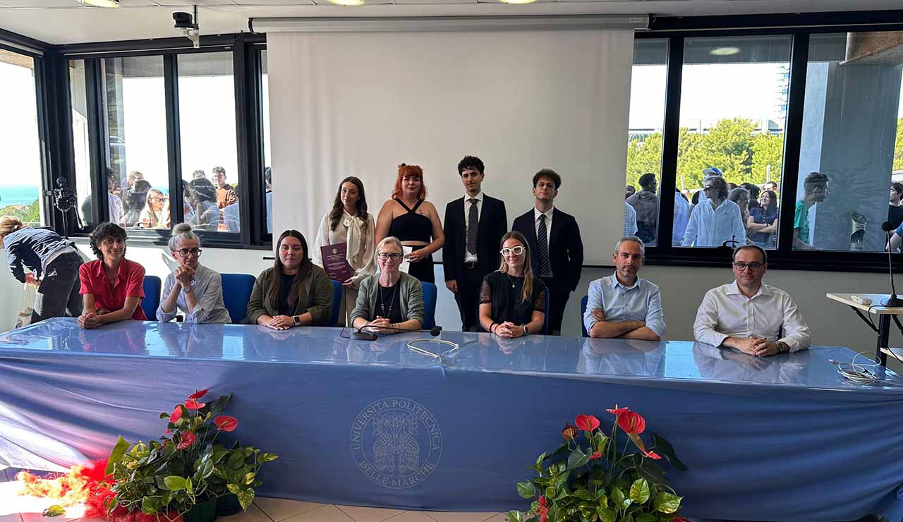 Nella foto i laureati e le laureate Filippo Barboni, Valentina Marinelli, Sofia Principi e Giovanni Russo e la Commissione composta dalla Presidente prof.ssa Claudia Diamantini e dai docenti: Arianna Stimilli, Viviene Marianne Esther Fruzzetti, Leonardo Gabrielli, Laura Falaschetti, Nicole Morresi e Marco Mandolini.