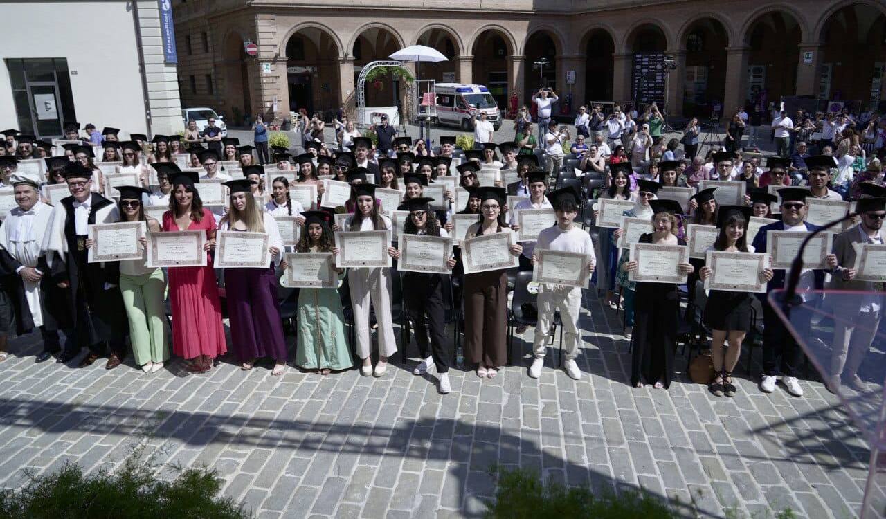 Laureati UniMc in piazza a Macerata (Foto: UniMc)